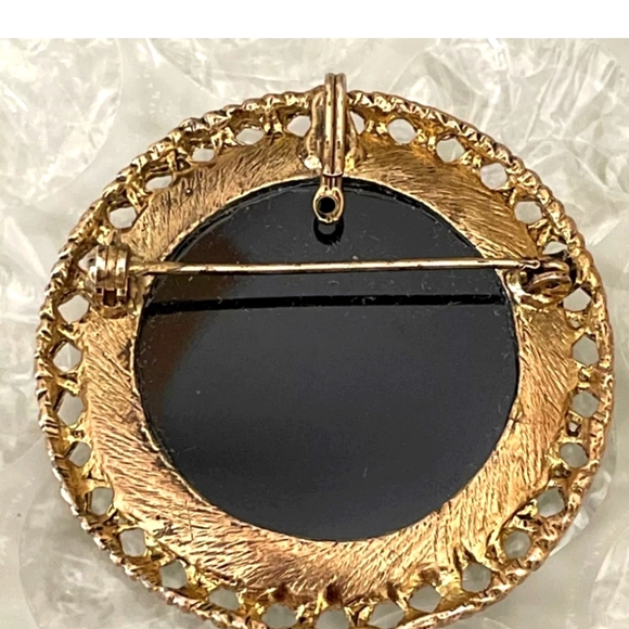 VICTORIAN STYLE VINTAGE BLACK MIRROR GLASS CAMEO BROOCH GOLD TONE FRAME - Picture 2 of 5